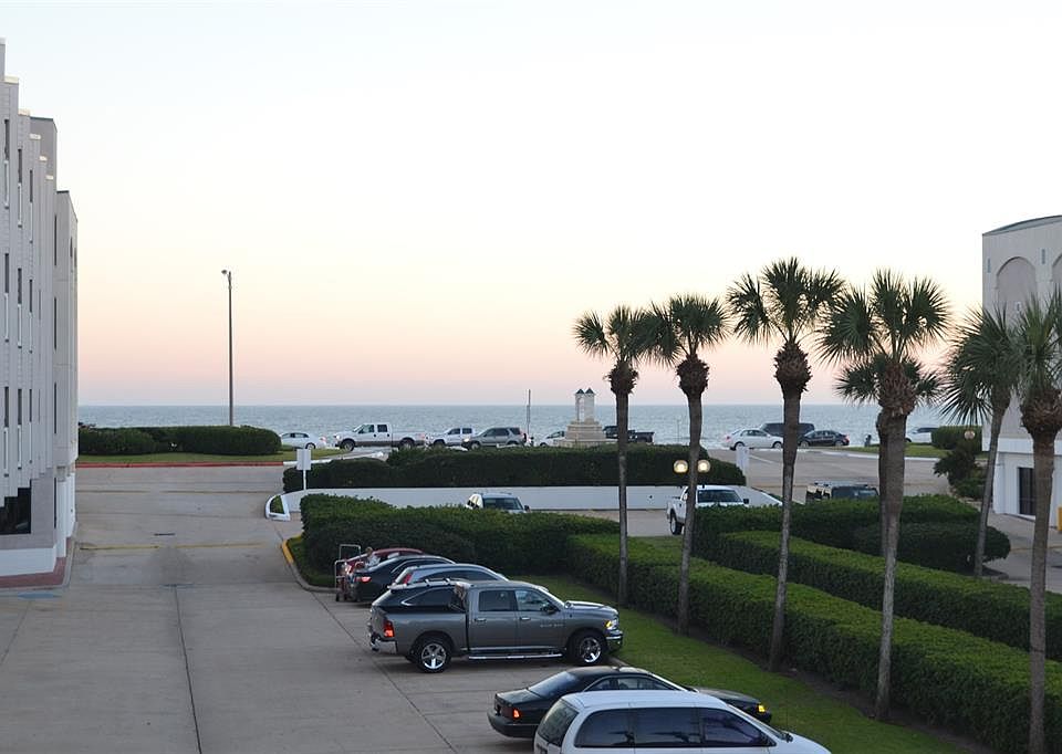 Straight forward unobstructed view of the Gulf.