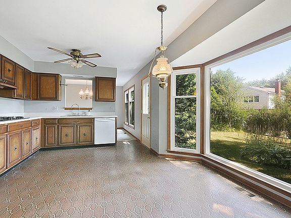 5th image of 969 N Carmel Dr