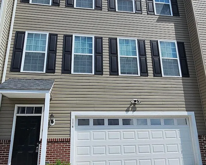 114 Brockham — Photo 1