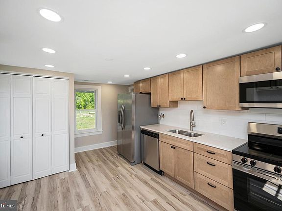 3rd image of 9204 Woodford Rd