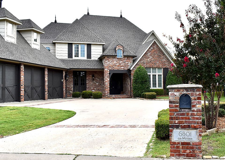 Inviting Circle Drive