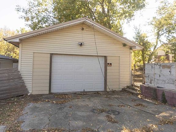 4th image of 608 W Noble St