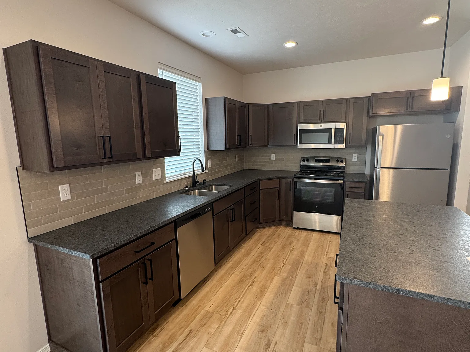 3 bed, 1498 sqft, $2,595 — Photo 4