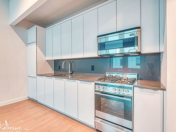 4th image of 180 Water St APT 2518