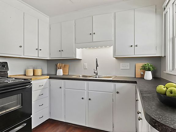 2nd image of 40 Court St APT 4