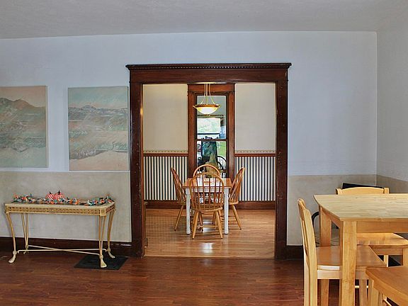 5th image of 224 Dickson St