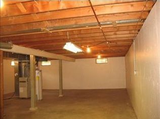 65 Linda Sue Ave, Robins, IA 52328