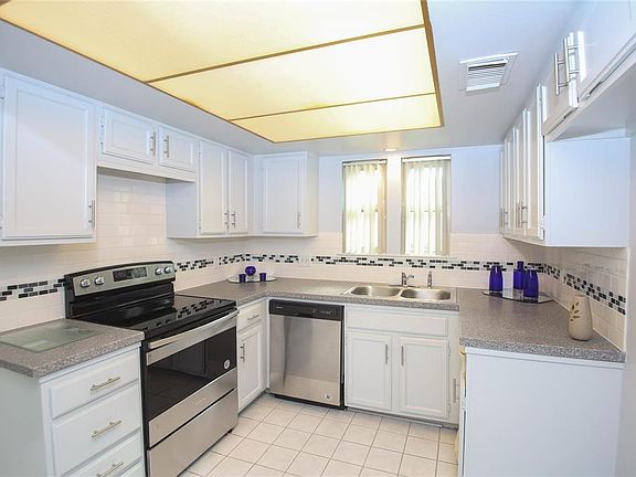 2nd image of 2921 Camelot Ln