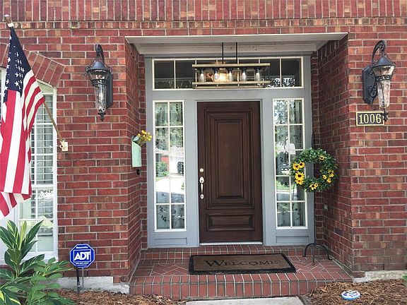 3rd image of 1006 Live Oak Ln