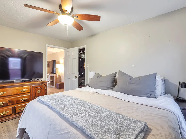 748 E Maple St — Photo 10