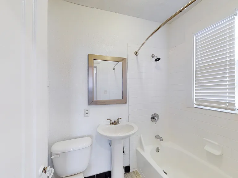 Clewis by Innovo Living Hyde Park — Photo 10