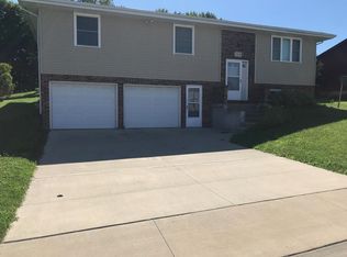 5216 Sun Valley Dr, Dubuque, IA 52002