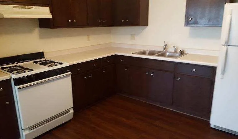 1310 E Kilbourn Ave — Photo 3