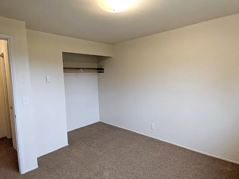 110 1/2 E Hillcrest Dr — Photo 10