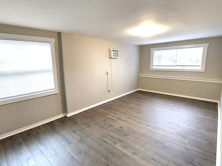 2247 Stella St — Photo 3