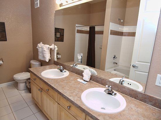 TR2C122-Master-Bathroom