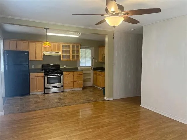 3 bed, 1.0 bath, 896 sqft, $1,500 — Photo 4