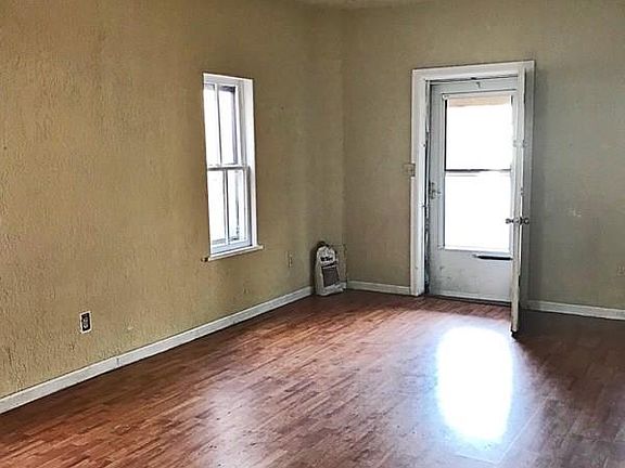 2nd image of 716 E 3rd St