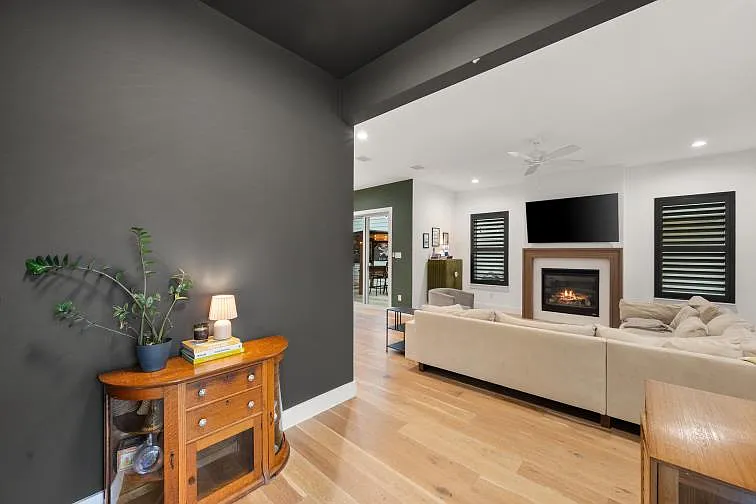 3 bed, 2.5 bath, 2185 sqft, $3,000 — Photo 2