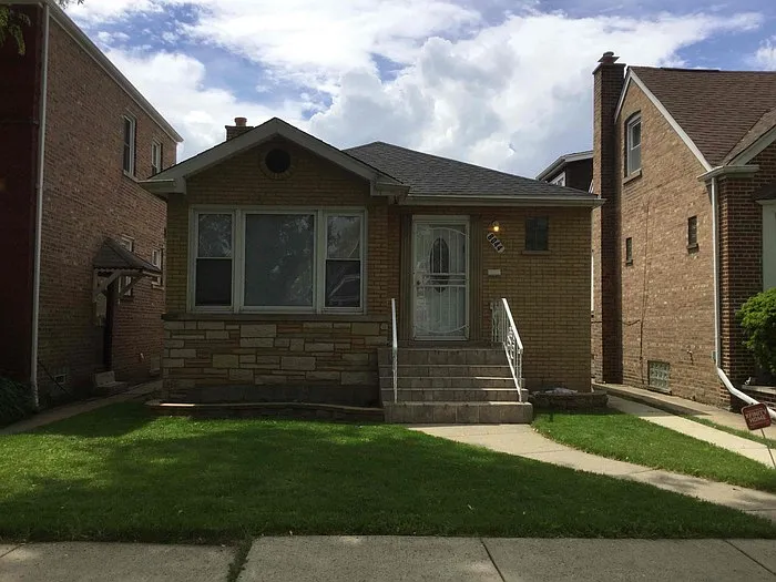 8044 S Maplewood Ave photo 1