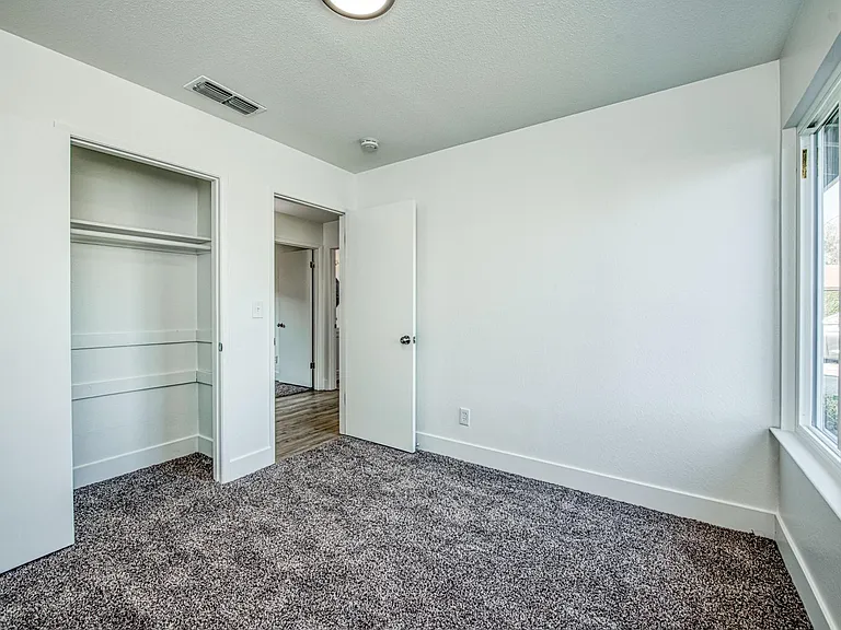 672 W Antonio Dr — Photo 15