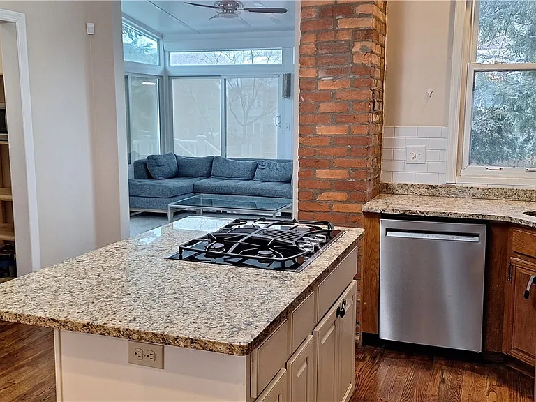 548 S Graham St — Photo 11