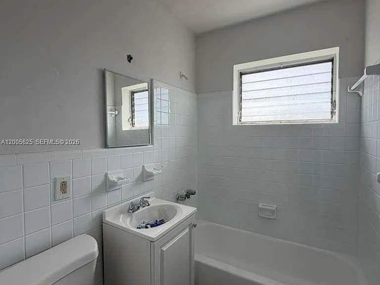 1628 SW 7th St #9 — Photo 5