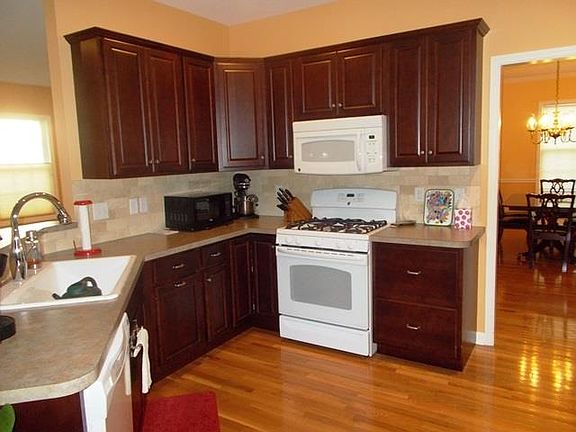 4th image of 38 Sheldon Dr
