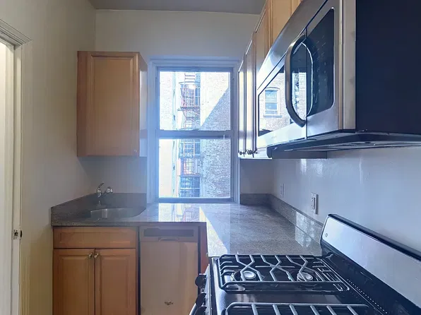 230 Thompson St APT 18, New York, NY 10012