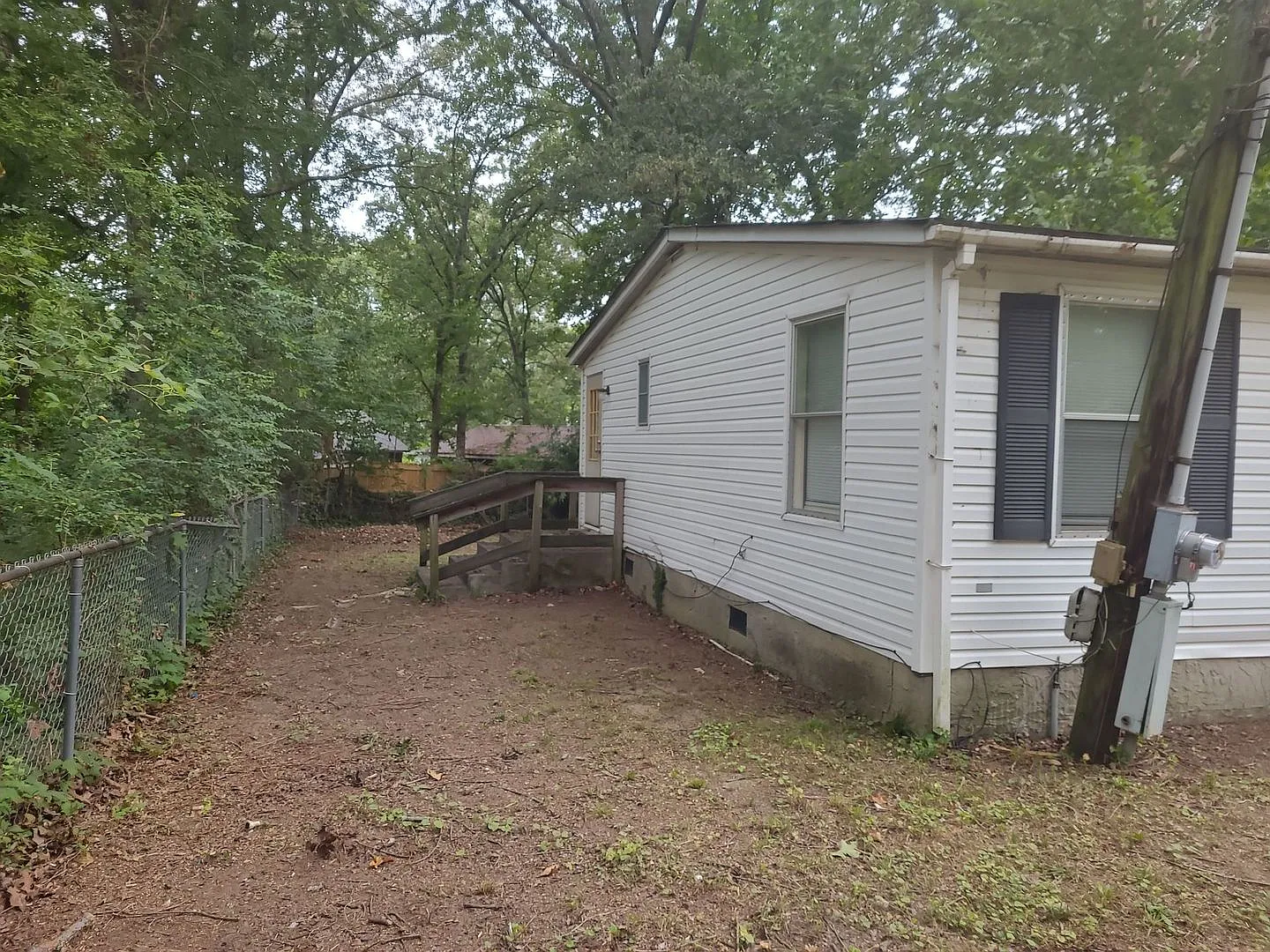 3 Bedroom 2 Bathroom with a partially fenced yard! Housing Vouchers Accepted! — Photo 2