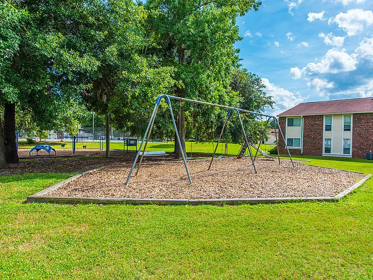 Ashley Oaks — Photo 14