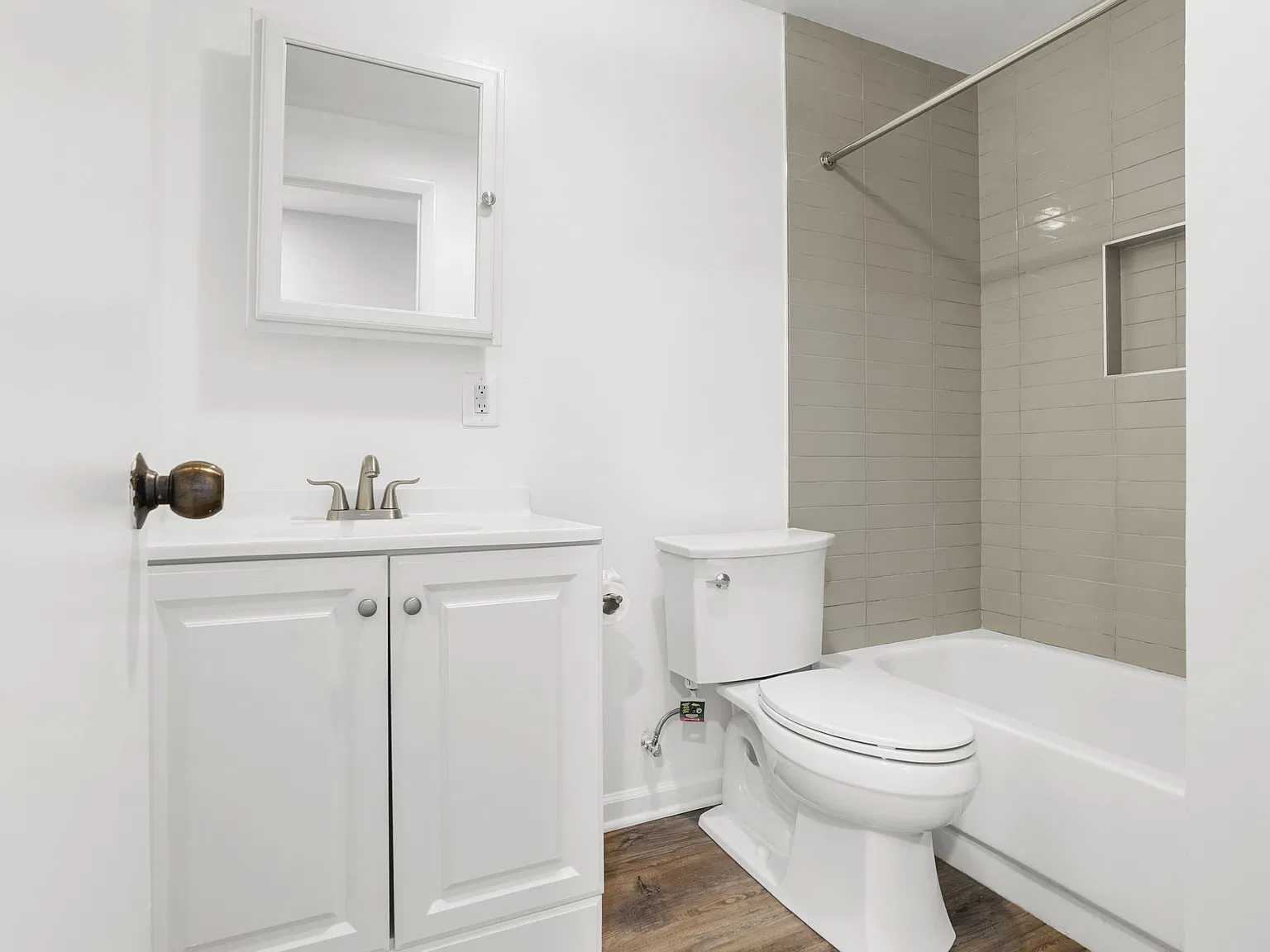 4 bed, 2487 sqft, $4,000 — Photo 4