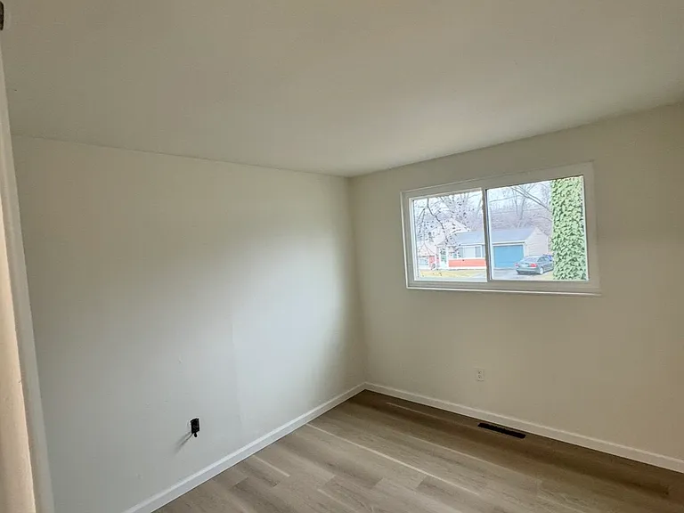 4910 Majestic Dr E — Photo 8