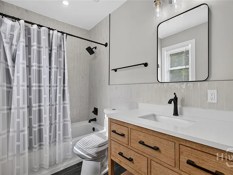 221 W Duffy St #A — Photo 32