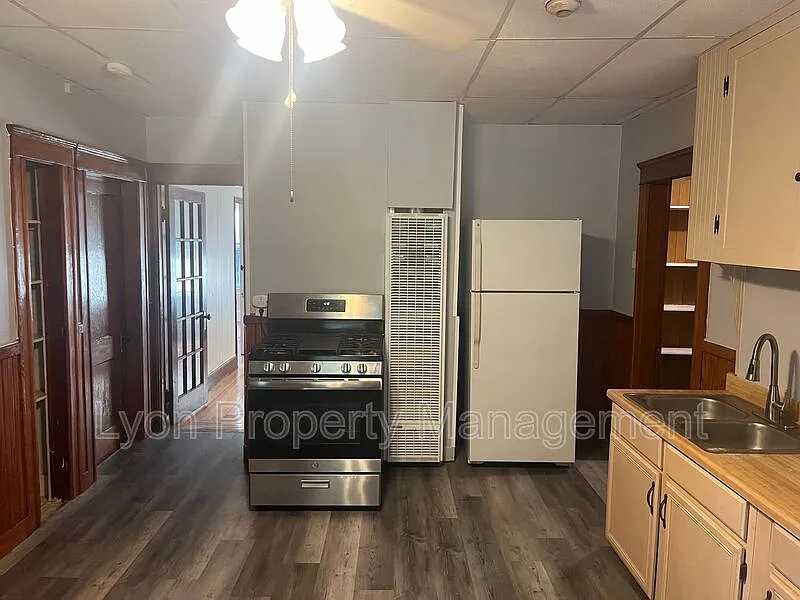 3 bed, 1.0 bath, $1,699 — Photo 3