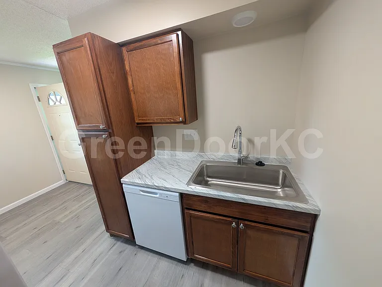 405 Holiday Dr — Photo 3