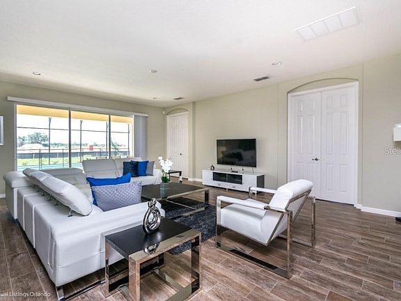 3rd image of 6033 Broad Oak Dr