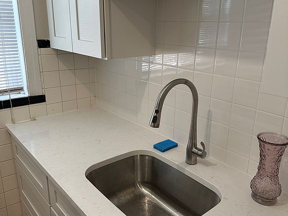 Kohler fixture, head pulls out for easy sink cleaning