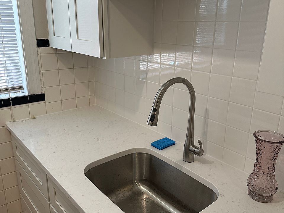 Kohler fixture, head pulls out for easy sink cleaning
