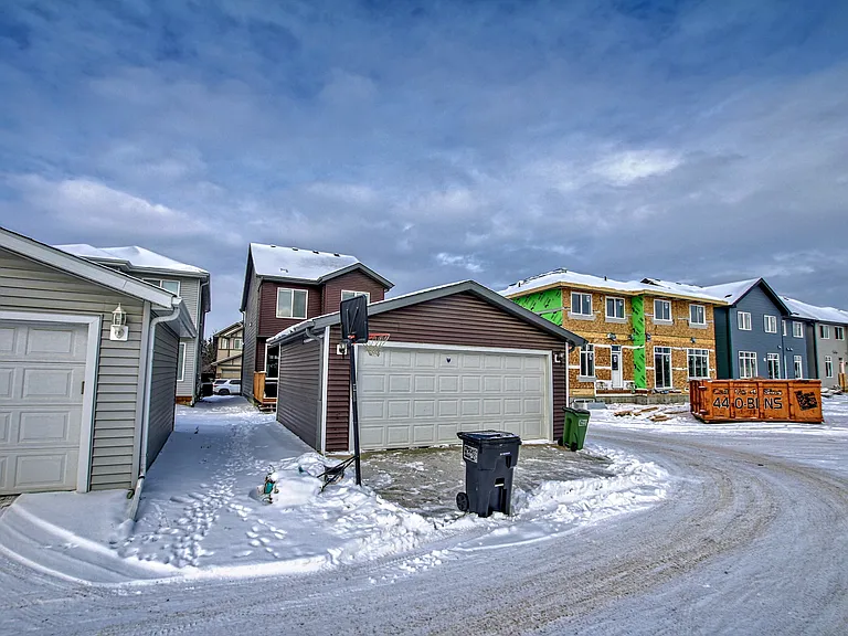 173 Cavanagh Cmn SW — Photo 28