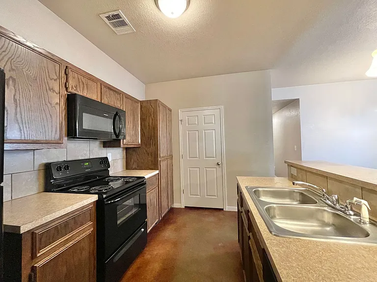 928 Maplewood St — Photo 8