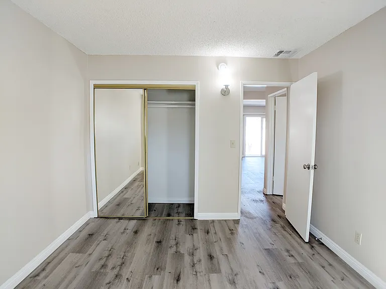 2851 Montrose Ave — Photo 13