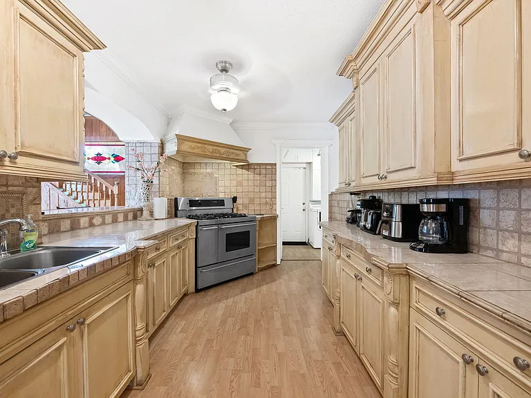 2400 Delmar Pl — Photo 6