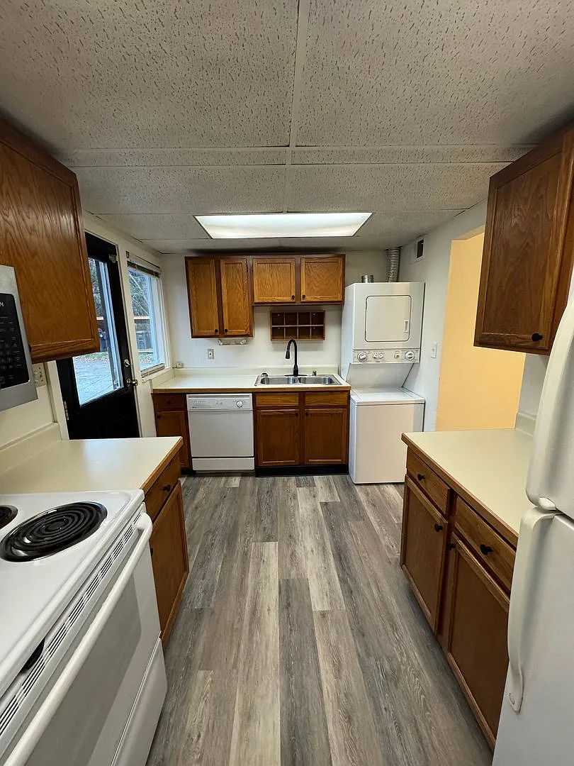 1752 W 11th Ave - SG50/50 — Photo 2