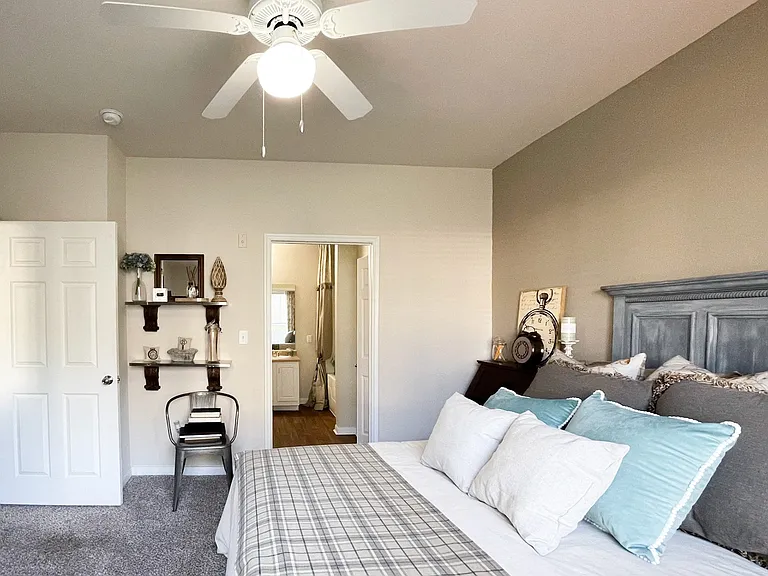 Cypress Lake at Stonebriar Apartments — Photo 10