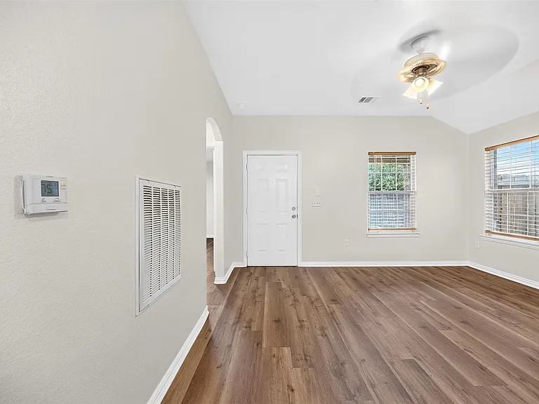 1302 Shearn St — Photo 6