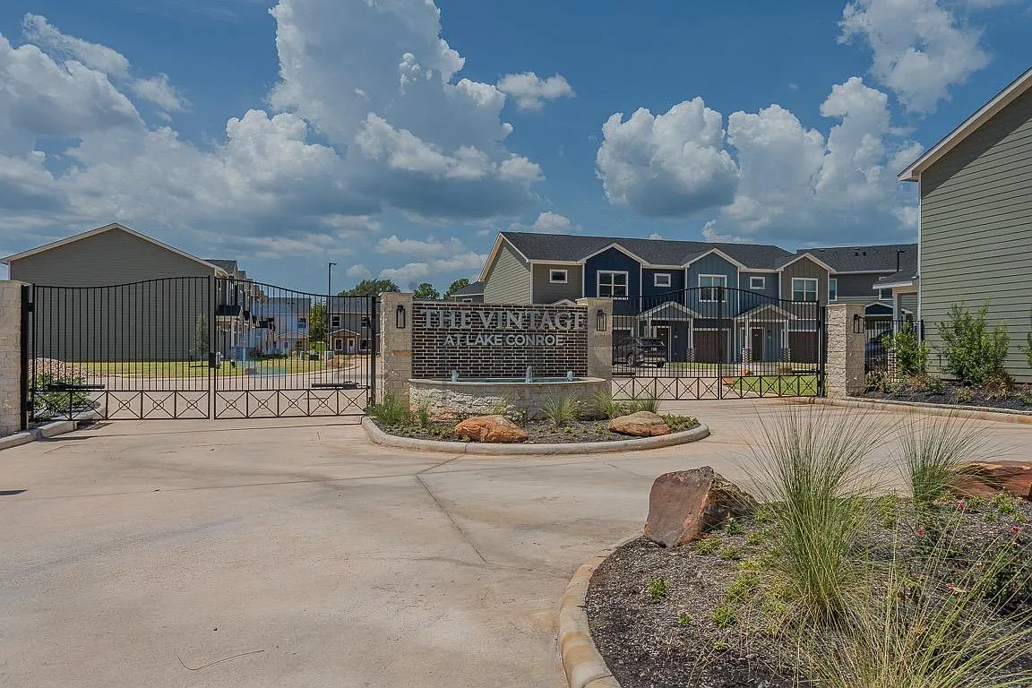 3 bed, 2.5 bath, 1366 sqft, $1,950 — Photo 2