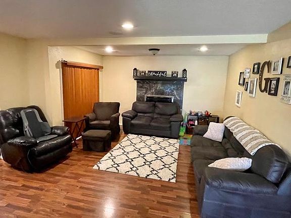 5th image of 810 W McIlroy St
