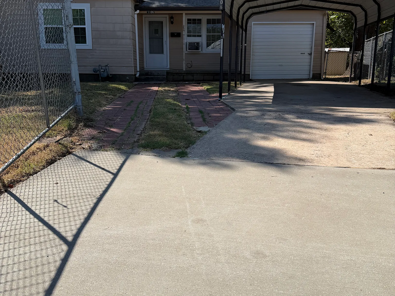 3 bed, 936 sqft, $1,100 — Photo 2