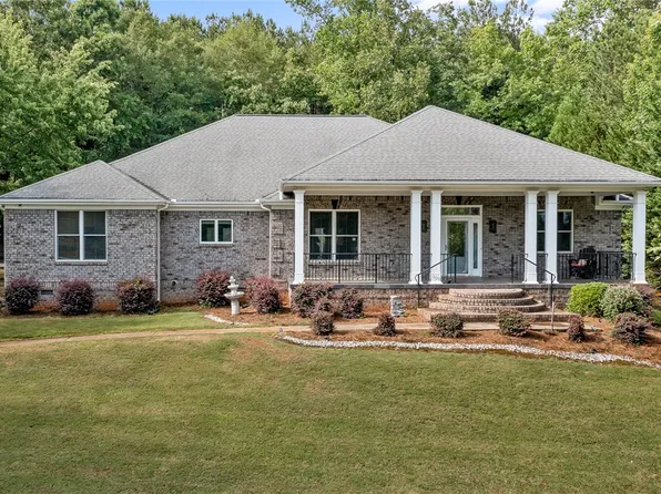 1109 Bay Dr, Fair Play, SC 29643